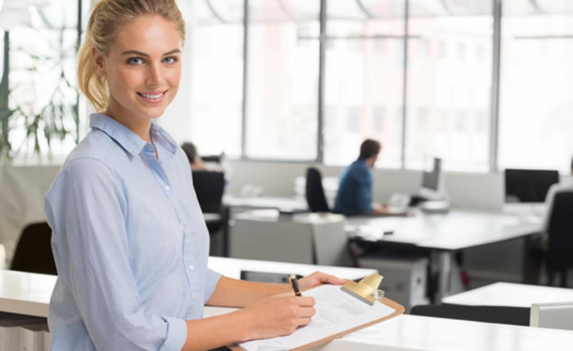 Profesional revisando estados financieros en escritorio